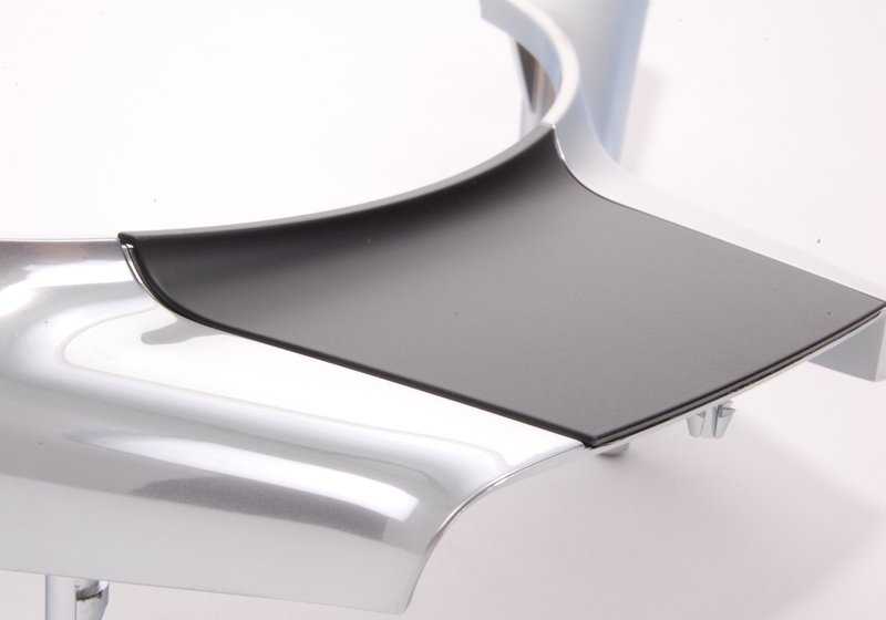Embelezas centrais do volante com parafusos OEM 32346775300 para BMW E60, E61 (520d, 520i) Todos os modelos compatíveis. Acabamento cromado perlatado. BMW original.