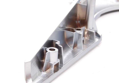 Embelezas centrais do volante com parafusos OEM 32346775300 para BMW E60, E61 (520d, 520i) Todos os modelos compatíveis. Acabamento cromado perlatado. BMW original.