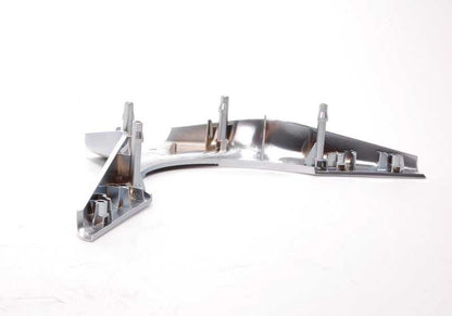 Embelezas centrais do volante com parafusos OEM 32346775300 para BMW E60, E61 (520d, 520i) Todos os modelos compatíveis. Acabamento cromado perlatado. BMW original.