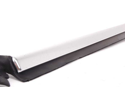 Cubierta exterior del carril de ventana derecha cromada OEM 51367026388 para BMW E46 320Ci, 323Ci (todos los modelos compatibles). Original BMW.