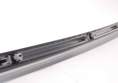 Guía lateral izquierda OEM 51357263233 para BMW F30, F31. Original BMW.