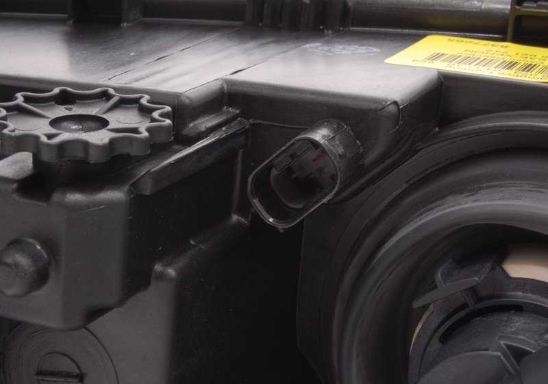 Feele sinistro Xenon OEM 63128377265 per BMW E46 330i e 330i XDRive (2000-2005). Compatibile con il cambiamento manuale e automatico, la trazione posteriore e totale. BMW originale.