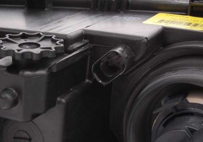 Feele sinistro Xenon OEM 63128377265 per BMW E46 330i e 330i XDRive (2000-2005). Compatibile con il cambiamento manuale e automatico, la trazione posteriore e totale. BMW originale.