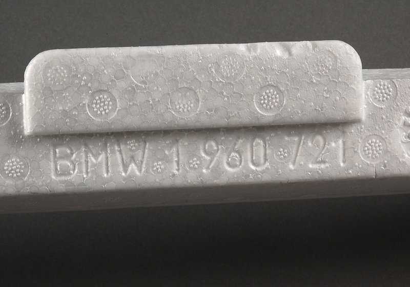 INSERT ECRONNAIRE OEM 51121960721 pour BMW E36. Pièce d'origine pour le support arrière. Compatible avec tous les modèles BMW E36. BMW d'origine.