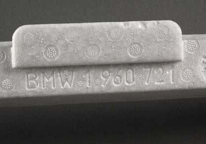 INSERT ECRONNAIRE OEM 51121960721 pour BMW E36. Pièce d'origine pour le support arrière. Compatible avec tous les modèles BMW E36. BMW d'origine.