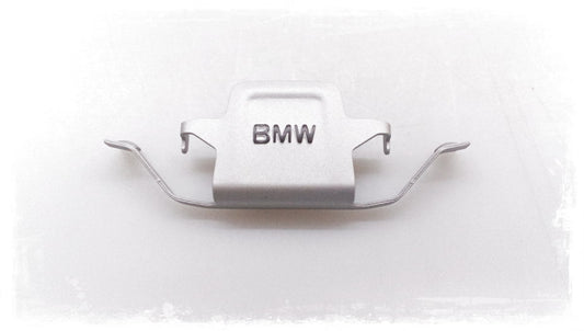 Juego de clips de retención para pinzas de freno OEM 34112359854 con logo BMW para BMW F20, F21, F22, F23, F30, F31, F32, F33, F36. Delantero y trasero. Original BMW.