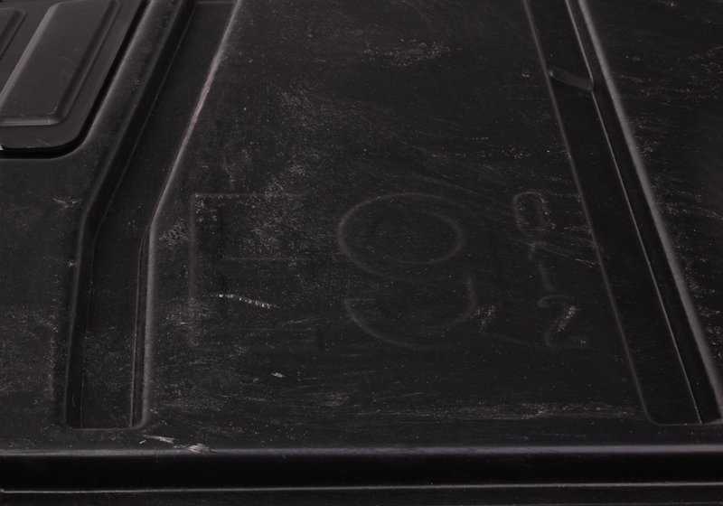 Cubierta de protección del motor OEM 51758046338 para BMW E92 316i, 318i, 320i. Compatible con versiones manuales y automáticas. Pieza original BMW.