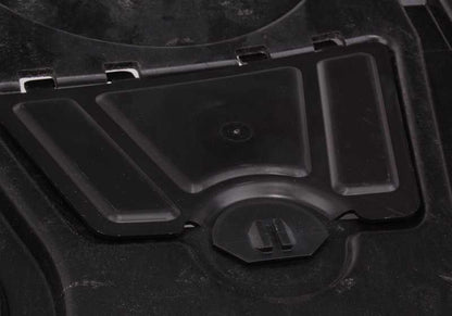 Cubierta de protección del motor OEM 51758046338 para BMW E92 316i, 318i, 320i. Compatible con versiones manuales y automáticas. Pieza original BMW.