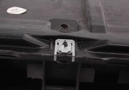 Cubierta de protección del motor OEM 51758046338 para BMW E92 316i, 318i, 320i. Compatible con versiones manuales y automáticas. Pieza original BMW.