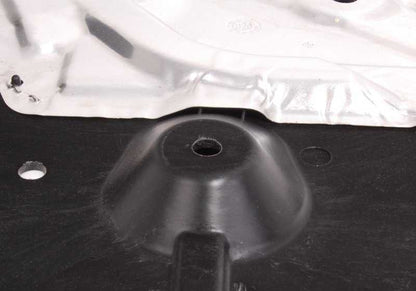 Cubierta de protección del motor OEM 51758046338 para BMW E92 316i, 318i, 320i. Compatible con versiones manuales y automáticas. Pieza original BMW.