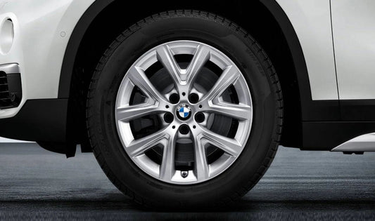 Juego de ruedas de invierno completo Y-Spoke 574 17" con neumáticos Pirelli OEM 10026653B para BMW X1 (F48) modelos 18i, 20i, 25i, sDrive16d, xDrive20d. Original BMW.