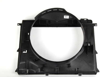 Soporte del ventilador OEM 17101438457 para BMW E39 520i con motor M52 y cambio manual o automático. Compatible con modelos fabricados entre 1996 y 2003. Pieza original BMW.