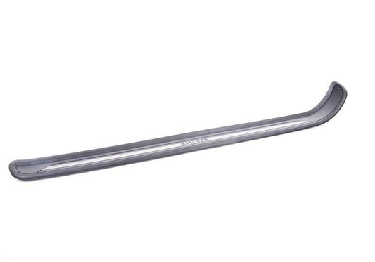 Embellecedor de entrada izquierdo OEM 51477201965 para BMW E92 y E93. Original BMW.