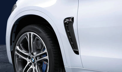 Embellecedor M Performance entrada aire aleta delantera izquierda OEM 51712354933 para BMW F86 X6 M Competition. Mejora estética lateral en negro brillante. Original BMW.