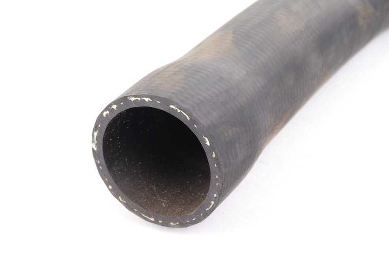 Tuyau d'eau OEM 11531722682 pour BMW E34 et E32. Pièce BMW d'origine, compatible avec le système de refroidissement. Idéal pour garder le moteur à une température optimale.