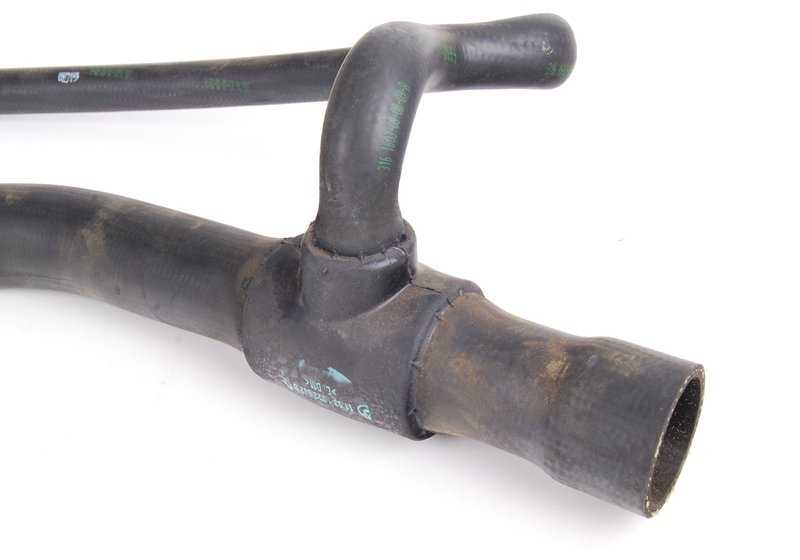 Tuyau d'eau OEM 11531722682 pour BMW E34 et E32. Pièce BMW d'origine, compatible avec le système de refroidissement. Idéal pour garder le moteur à une température optimale.