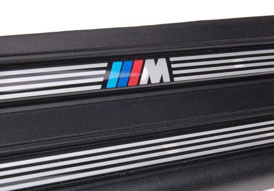 EMBELA DE ENTRADA TRASEIRA DIREITA RETRO EM 51477891988 PARA BMW E46 (3ª série). BMW original.