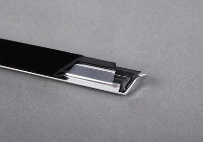 Cubierta exterior del hueco de la puerta trasera izquierda para BMW X5 E70, E70N (OEM 51357174393). Original BMW