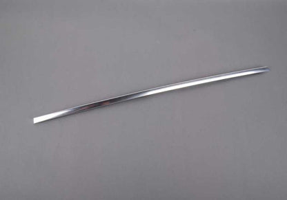 Embellecedor cromado marco superior ventana puerta trasera izquierda OEM 51357174389 para BMW E70, E70N. Original BMW.