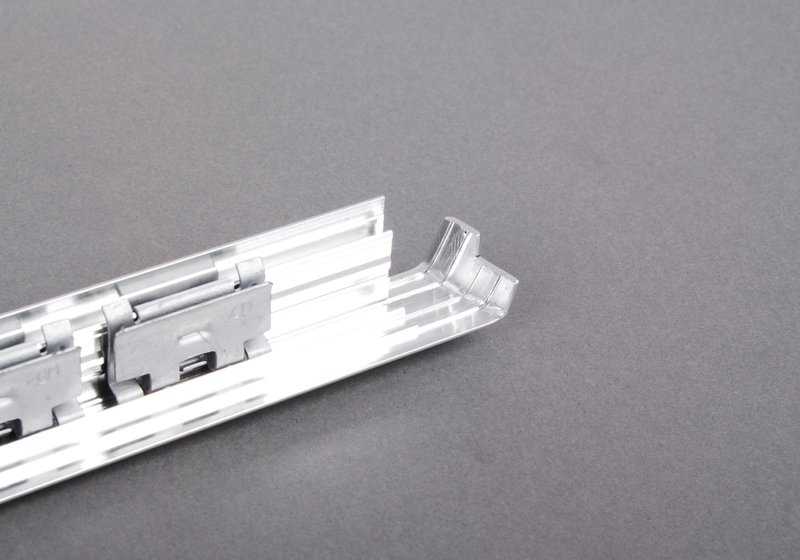Embellecedor cromado marco superior ventana puerta trasera izquierda OEM 51357174389 para BMW E70, E70N. Original BMW.
