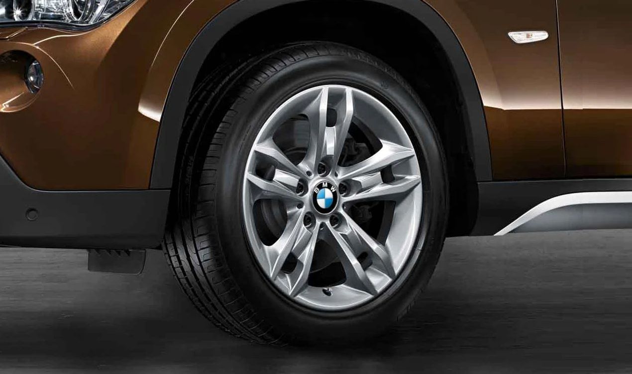 Llantas de aleación diseño estrella 319 OEM 36116789142 para BMW X1 E84. 17", color plata reflex. Original BMW. Ideal como repuesto o para mejorar el diseño del vehículo.