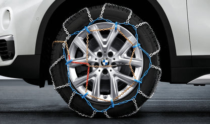Cadenas de nieve Comfort OEM 36112296312 para BMW {G42, F30, F31, G20, G21, F32, F33, F36, G22, G23, F48, F39} y MINI {F60}. Original BMW y MINI. Montaje fácil y óptima tracción en nieve y hielo.