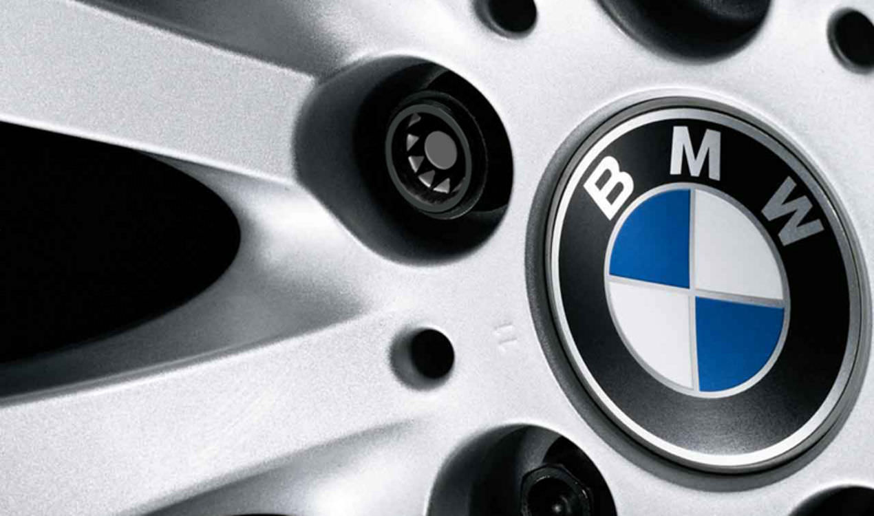 Juego antirrobo de tornillos de rueda OEM 36136786426 para BMW E65, E66, E83. Incluye 4 tornillos con codificación especial y llave adaptadora. Protección efectiva contra robos. Original BMW.