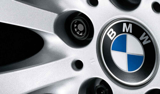 Juego antirrobo de tornillos de rueda OEM 36136786426 para BMW E65, E66, E83. Incluye 4 tornillos con codificación especial y llave adaptadora. Protección efectiva contra robos. Original BMW.