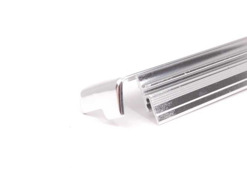 Embellecedor marco de ventana superior puerta trasera derecha para BMW X5 E70, E70N (OEM 51357174390). Original BMW.