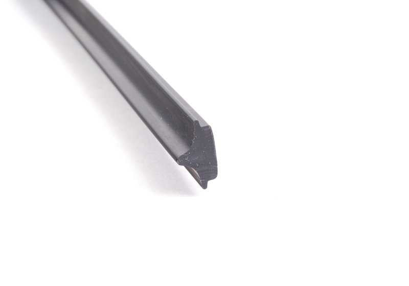 Moldura inferior de ventana OEM 51311968448 para BMW E30. Color negro. Original BMW.