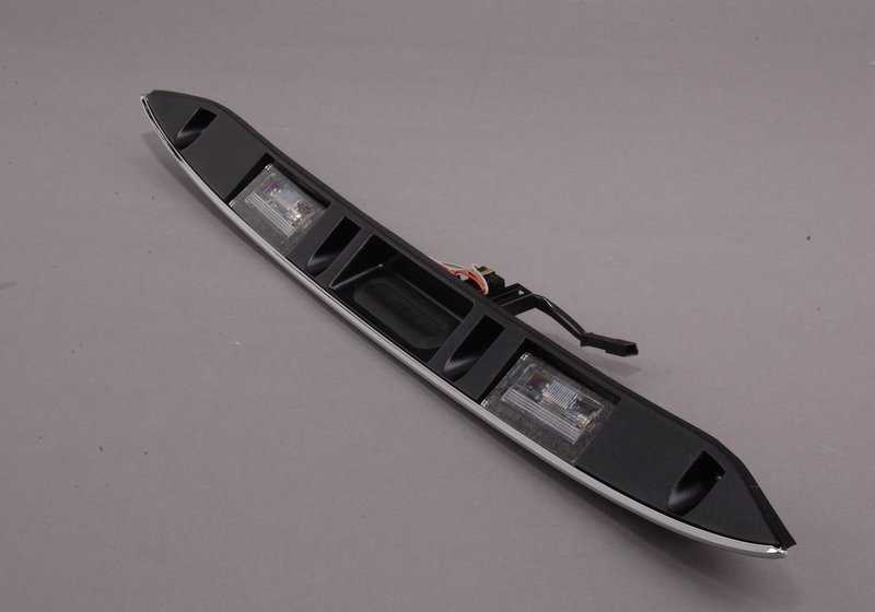Pincele o botão de abertura do OEM 51137074020 para Mini R50, R52, R53. Mini peça original. Ideal para substituir a alça da porta traseira pelo controle integrado.