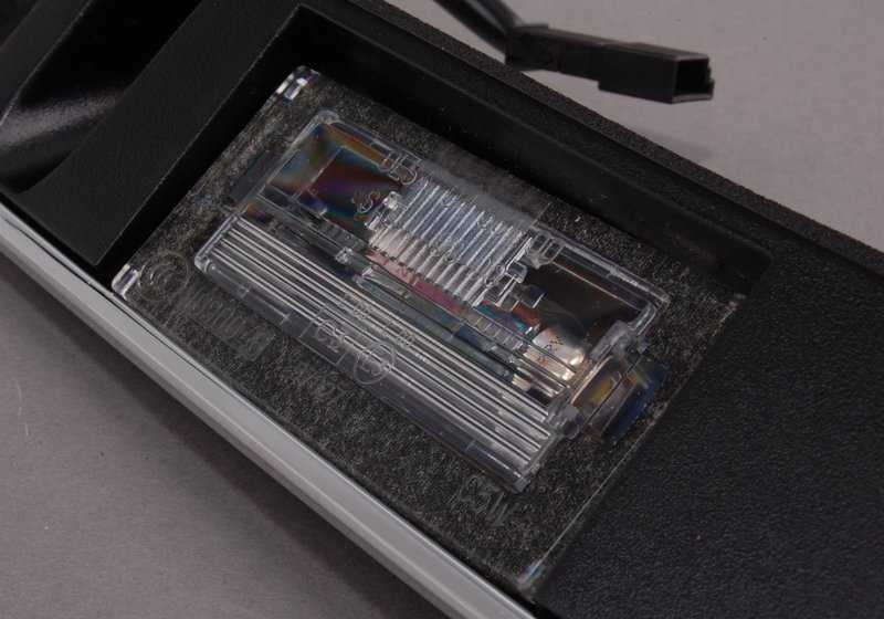 Pincele o botão de abertura do OEM 51137074020 para Mini R50, R52, R53. Mini peça original. Ideal para substituir a alça da porta traseira pelo controle integrado.