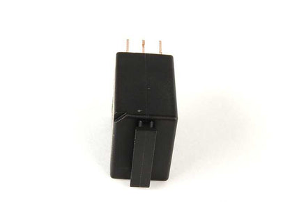 Relé conmutador negro para BMW Serie 1 E81, E82, E87, E88; Serie 3 E90, E91, E92, E93; Serie 5 F07, F10, F11; Serie 6 F12, F13; Serie 7 F01, F02, F04; X3 F25; X4 F26; X5 E70; X6 E71; Z4 E85 (OEM 61316919113). Original BMW