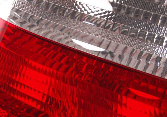 Piloto traseiro do lado esquerdo branco para a série BMW 3 E46 (OEM 63218383825). BMW original.