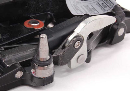 Cierre izquierdo OEM 54347156985 para BMW E64, E64N. Original BMW.