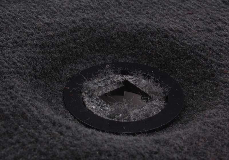 OEM Toolbox 51498133132 pour BMW E34. Accessoire BMW d'origine, installé dans le coffre. Idéal pour transporter des outils organisés et sûrs. Couleur anthracite BMW originale.