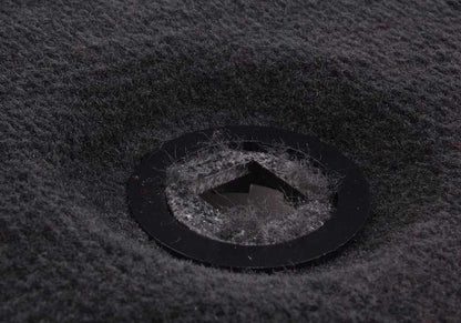 OEM Toolbox 51498133132 pour BMW E34. Accessoire BMW d'origine, installé dans le coffre. Idéal pour transporter des outils organisés et sûrs. Couleur anthracite BMW originale.