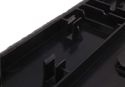 OEM Toolbox 51498133132 pour BMW E34. Accessoire BMW d'origine, installé dans le coffre. Idéal pour transporter des outils organisés et sûrs. Couleur anthracite BMW originale.