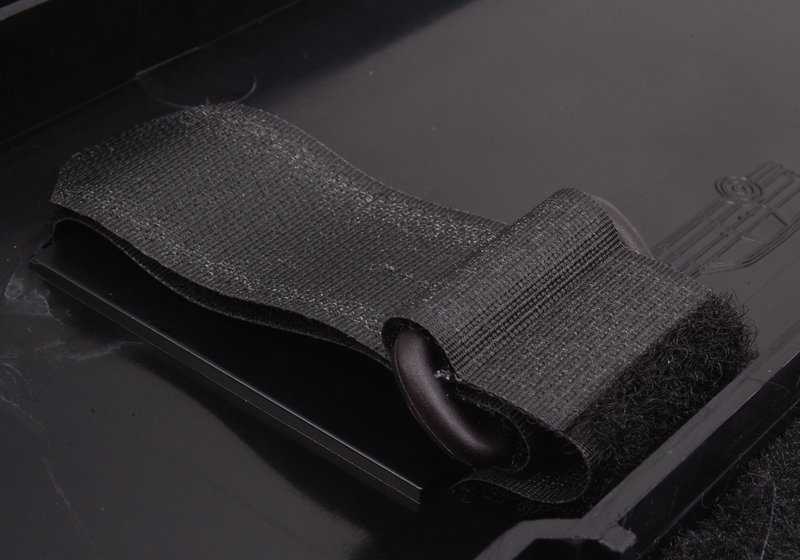 OEM Toolbox 51498133132 pour BMW E34. Accessoire BMW d'origine, installé dans le coffre. Idéal pour transporter des outils organisés et sûrs. Couleur anthracite BMW originale.