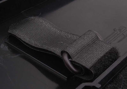 OEM Toolbox 51498133132 pour BMW E34. Accessoire BMW d'origine, installé dans le coffre. Idéal pour transporter des outils organisés et sûrs. Couleur anthracite BMW originale.