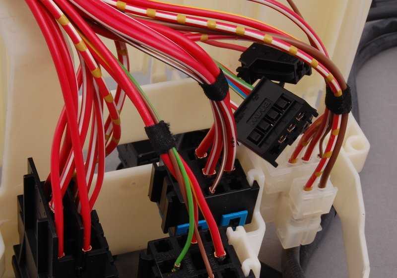 Cableado del motor y módulo de transmisión OEM 12517506794 para BMW E46 (320i, 323i, 325i, 328i, 330i). Original BMW.