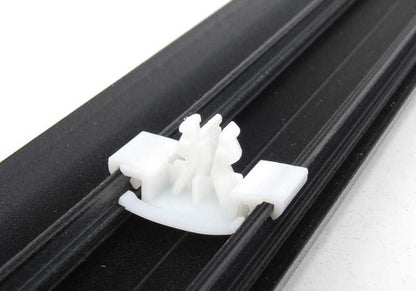Moldura exterior puerta delantera izquierda OEM 51132266093 para BMW E36. Compatible con modelos Serie 3 E36. Original BMW.