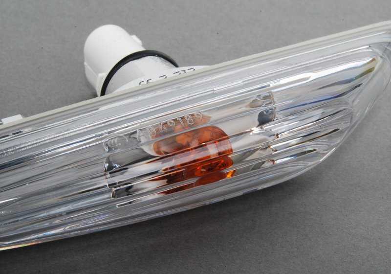 White left additional indicator light for BMW E83, E83N (OEM 63133418447). Original BMW.