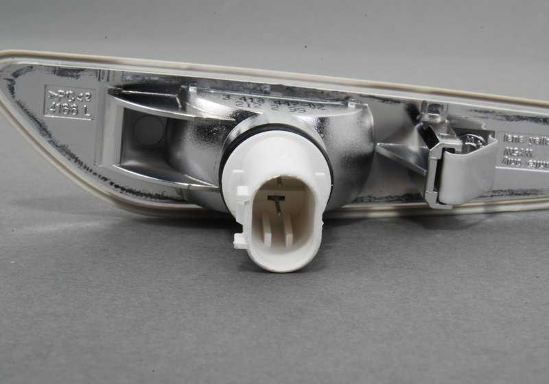 White left additional indicator light for BMW E83, E83N (OEM 63133418447). Original BMW.