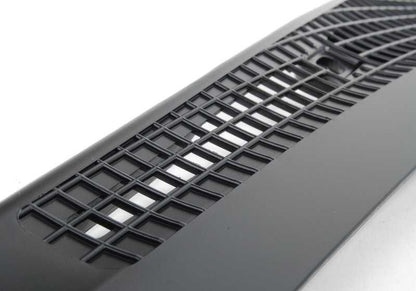 Tampa lateral direita OEM 51711946126 para BMW E34 518i, 520i. Compatível com modelos feitos entre 1987 e 1996. BMW de substituição original.
