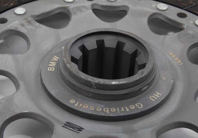 OEM full clutch kit 2121282667 for BMW E46. It includes all the necessary components (disc, maza and bearing). Diameter 240mm. Original BMW.