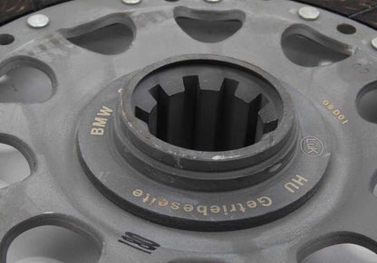 OEM full clutch kit 2121282667 for BMW E46. It includes all the necessary components (disc, maza and bearing). Diameter 240mm. Original BMW.