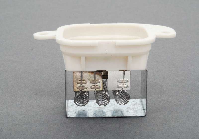 Resistencia calefacción OEM 64111384328 para BMW E34 520i (todos los modelos y motorizaciones indicados). Pieza original BMW para sistema de climatización.