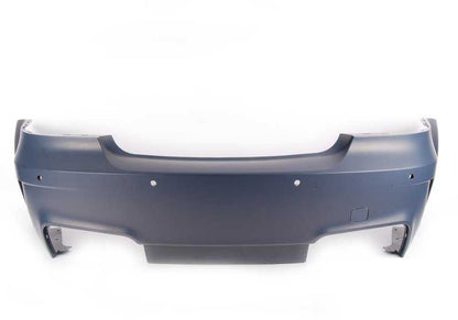 Parachoques trasero imprimado OEM 51128053878 para BMW E82. Compatible con sensores de aparcamiento (PDC). Original BMW.