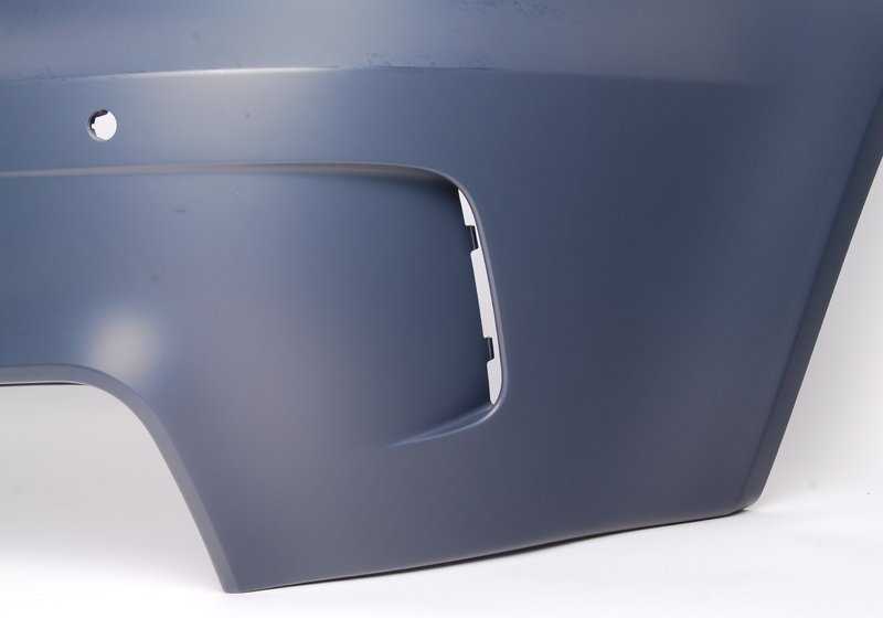 Parachoques trasero imprimado OEM 51128053878 para BMW E82. Compatible con sensores de aparcamiento (PDC). Original BMW.